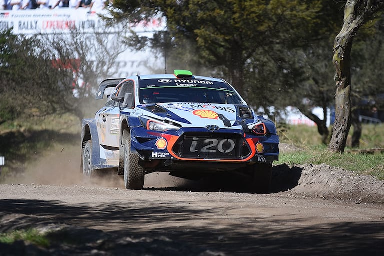 Los mejores pilotos del mundo, a toda velocidad en la Villa serrana. Foto: Lucio Casalla / ElDoce.tv