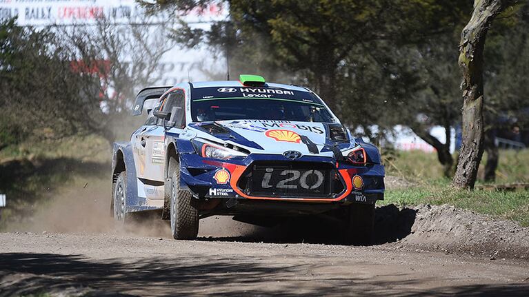Los mejores pilotos del mundo, a toda velocidad en la Villa serrana. Foto: Lucio Casalla / ElDoce.tv