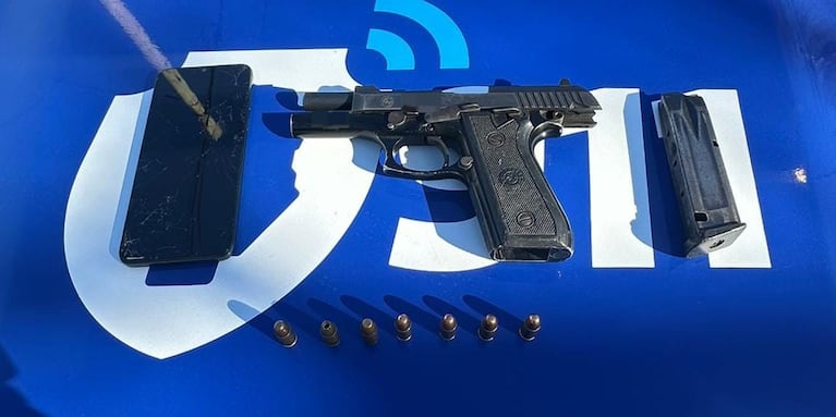 Los menores fueron agarrados con un arma.