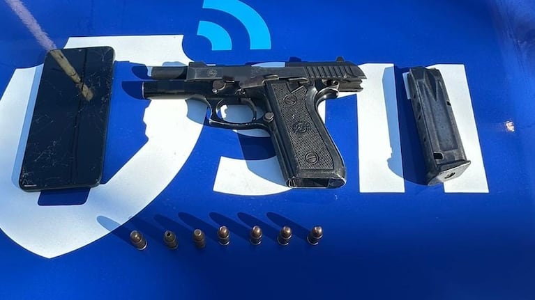 Los menores fueron agarrados con un arma.