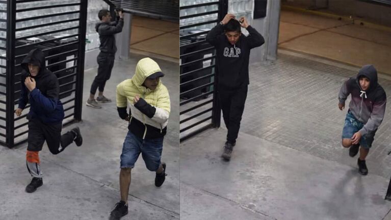 Los menores quedaron filmados mientras levantaban el portón del edificio.