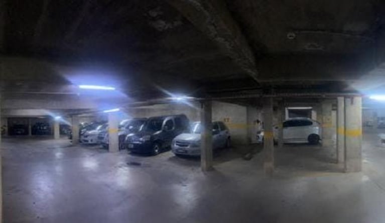 Los menores trataron de robar autos de una cochera en Córdoba.