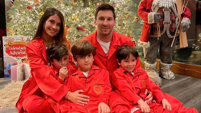 Los Messi, de mameluco rojo al lado de Papá Noel.