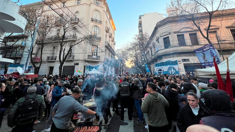 Los militantes K se mantienen frente a la casa de Cristina Kirchner.