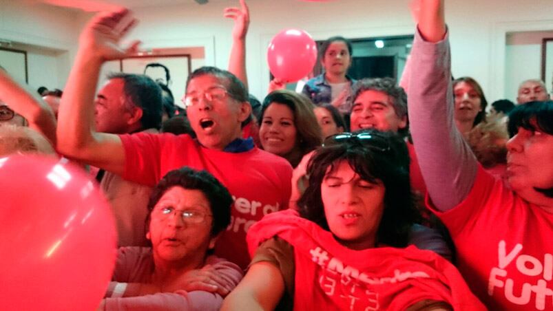Los militantes radicales festejan el triunfo de Mestre. Foto: Lucio Casalla.