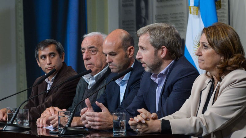 Los ministros Friegerio y Dietrich comunicaron la decisión en Casa Rosada.