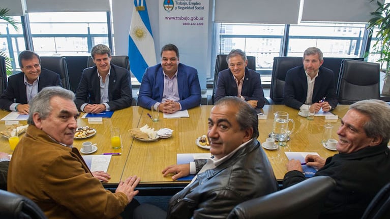 Los ministros Jorge Triaca y Prat-Gay encabezan el encuentro con el triunvirato de la CGT.
