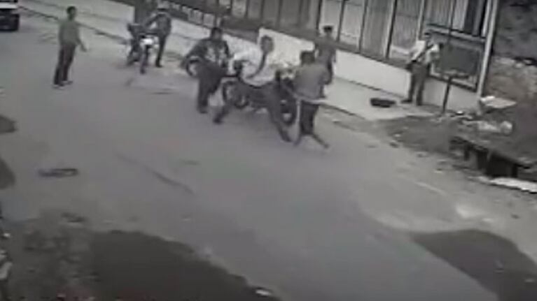 Los misioneros mormones, a las piñas con los motochoros en una favela de Brasil.