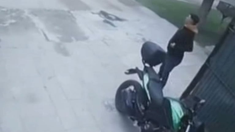 Los momentos de estudio que se tomó el ladrón para robarse la moto.