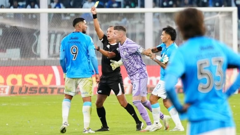 Los momentos previos a las expulsiones de Lucas Passerini y Guido Herrera en el clásico cordobés.