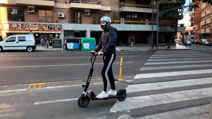 Los monopatines eléctricos empiezan a ganar lugar en las calles de la ciudad. / Foto: Paula Fernández El Doce