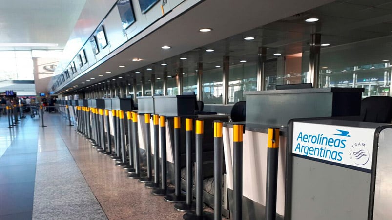 Los mostradores de Aerolíneas vacíos en el aeropuerto de Córdoba. Foto: Mauro Terenzio.