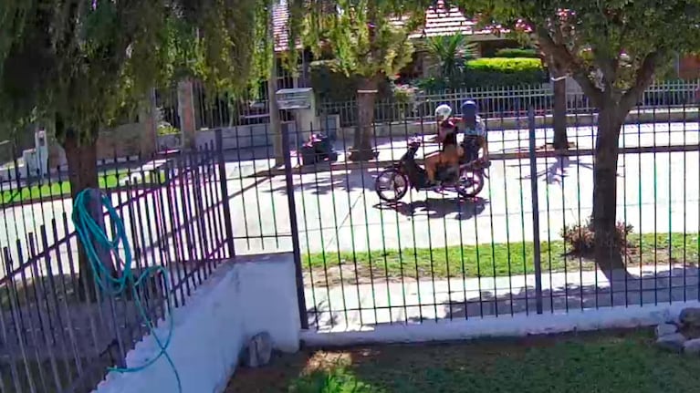 Los motochoros huyendo a toda velocidad.