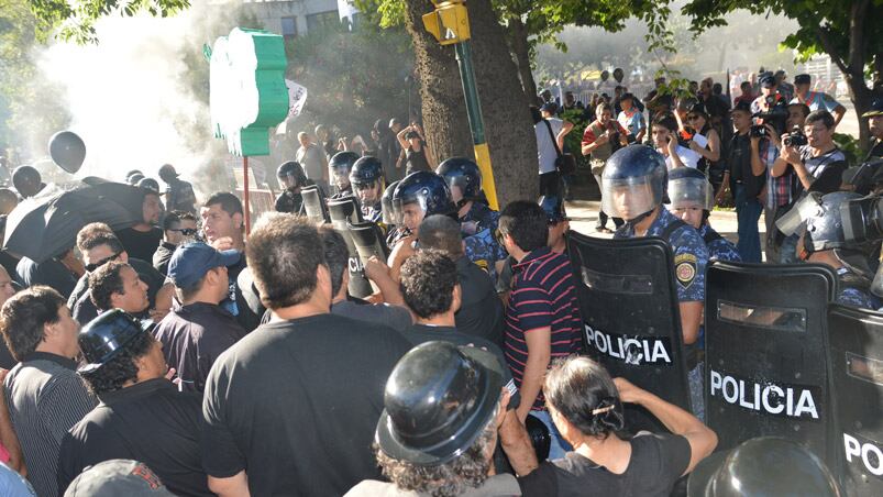 Los municipales protestaron afuera del CPC. Fotos: Lucio Casalla /El Doce.tv