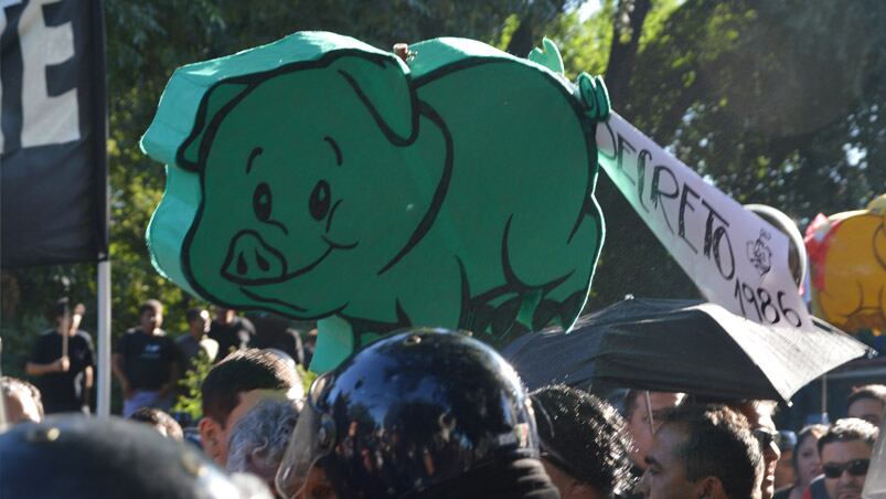 Los municipales protestaron afuera del CPC. Fotos: Lucio Casalla /El Doce.tv