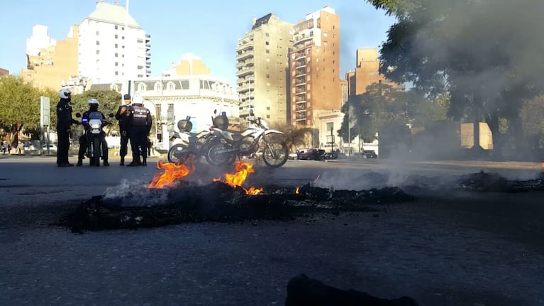 Los municipales quemaron neumáticos en distintas zonas de la ciudad.