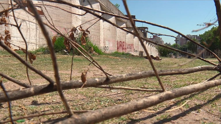 Los muros de la ex cárcel de Encausados rodeados de mugre.