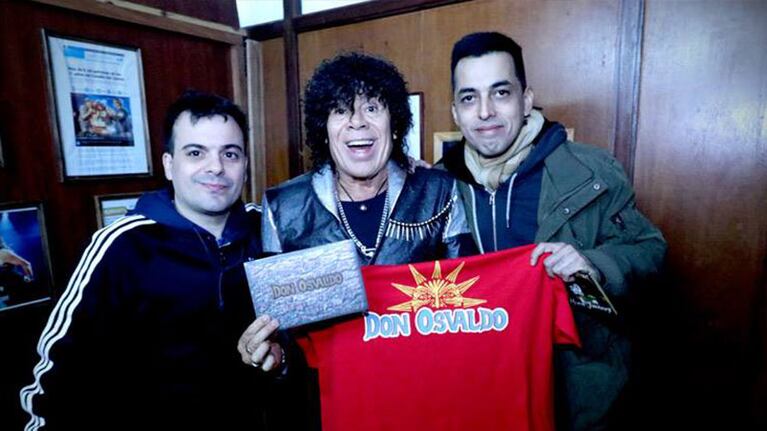 Los músicos de Don Osvaldo visitaron al rey del cuarteto.