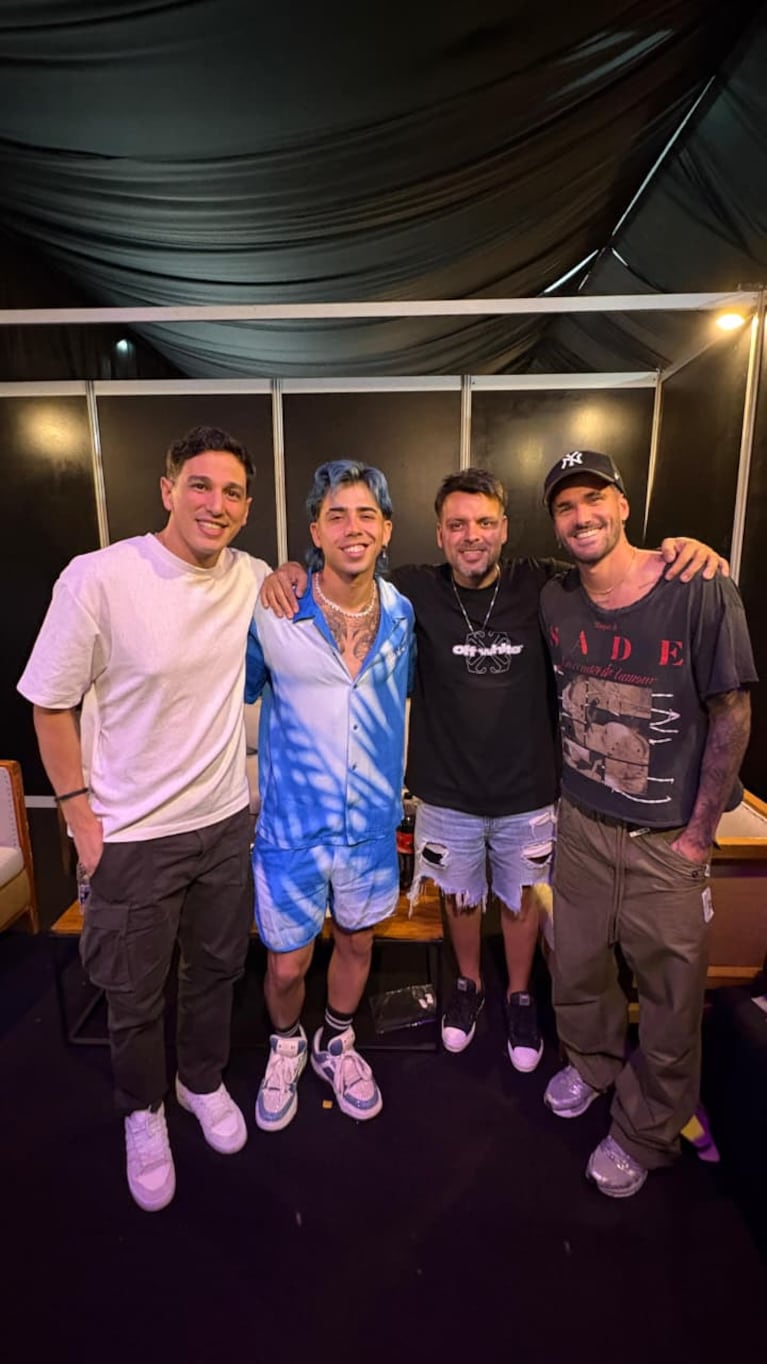 Los músicos y el futbolista coincidieron en el estadio Vélez.