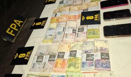 Los narcos tenían dinero en varias monedas.