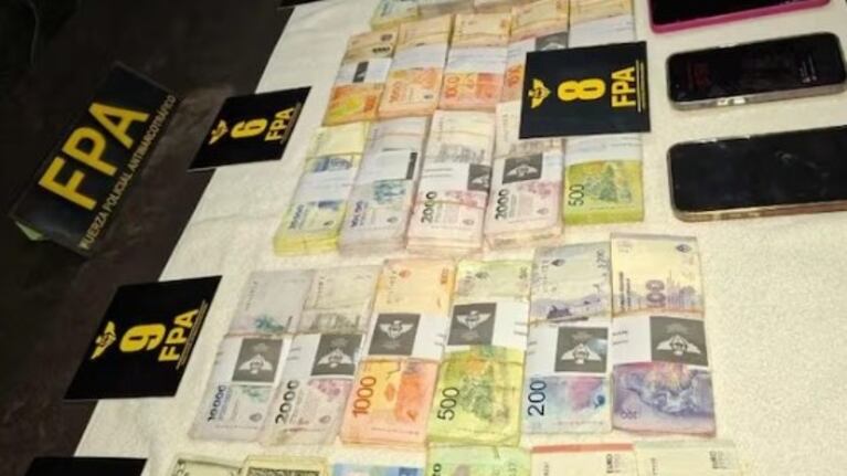 Los narcos tenían dinero en varias monedas.
