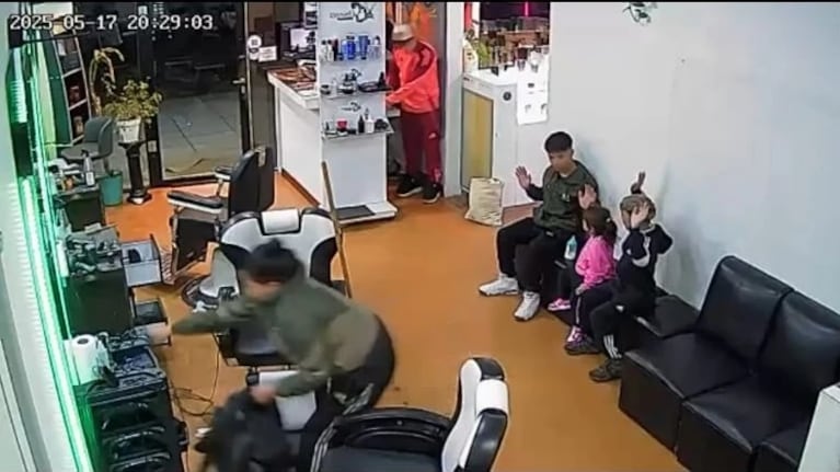 Los nenes con las manos en alto ante los delincuentes.