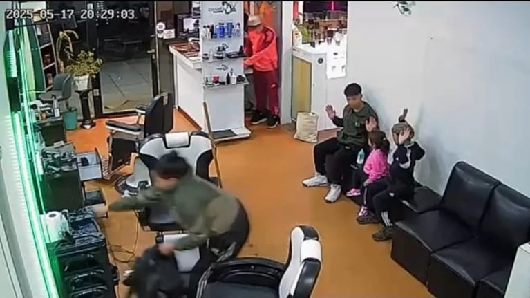 Los nenes con las manos en alto ante los delincuentes.