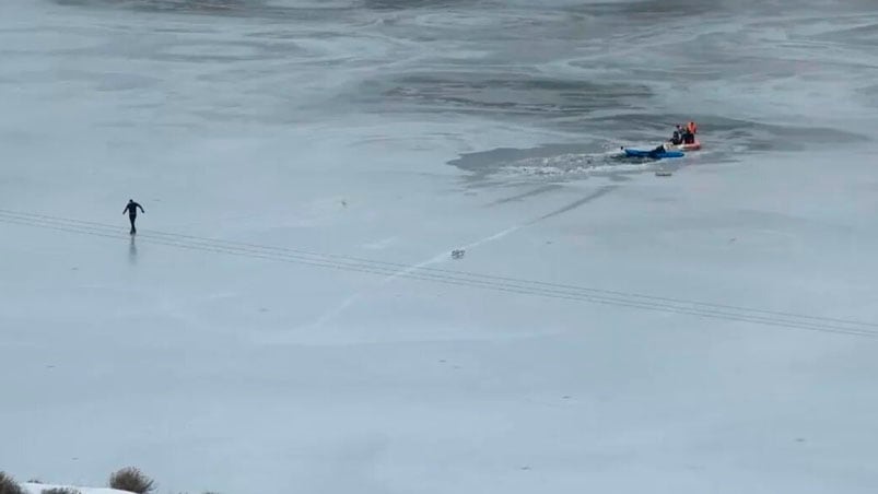 Los nenes estaban patinando y el hielo cedió. 