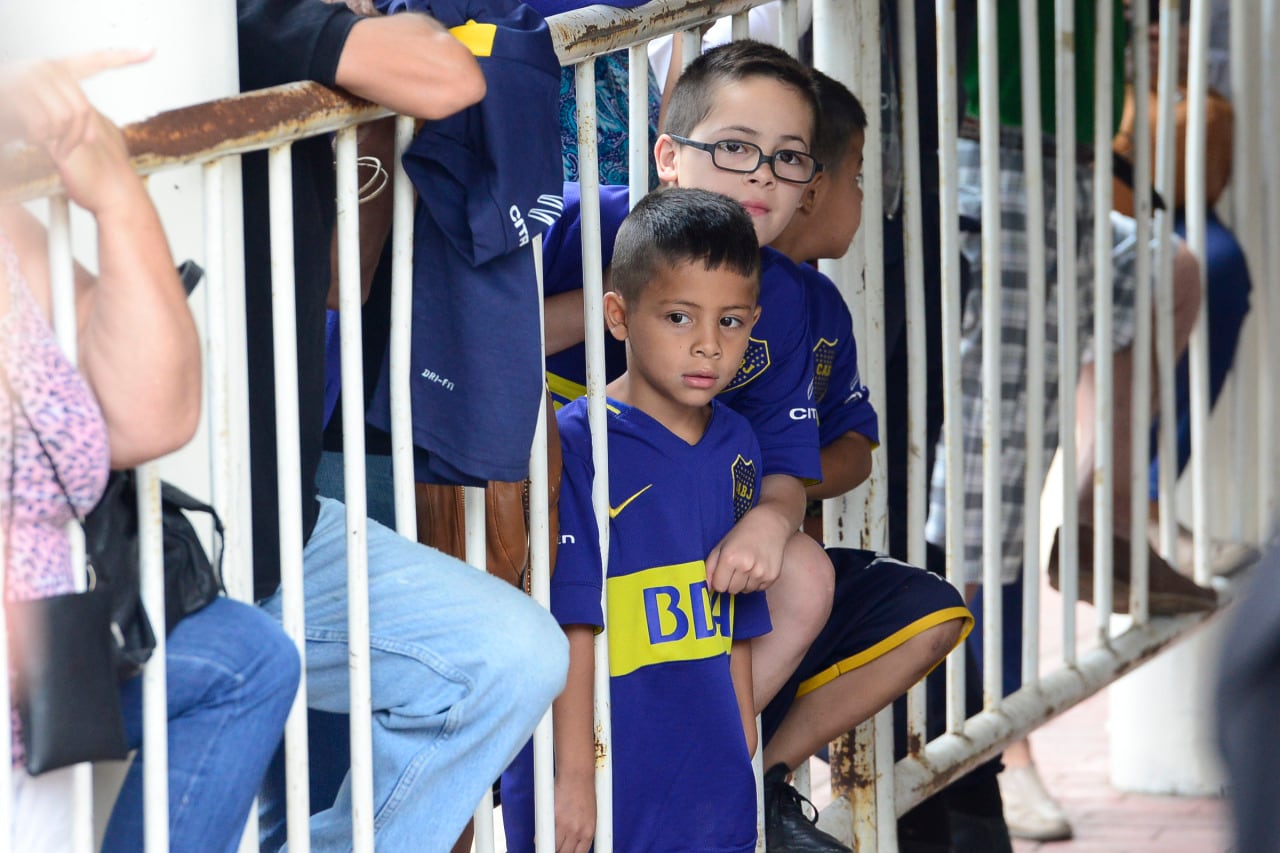 Los nenes que fueron a apoyar a Carlitos. Foto: Clarín.