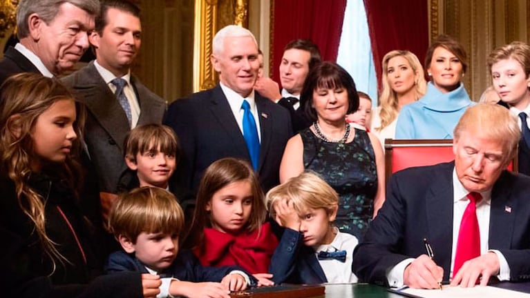 Los nietos rodean al abuelo Trump en el Despacho Oval de la Casa Blanca.