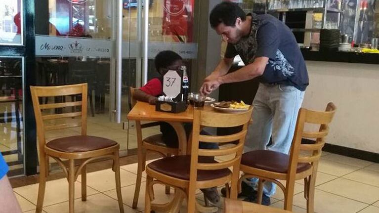 Los niños disfrutaban de una rica milanesa con papas fritas. Foto: Facebook Lucas Cnt