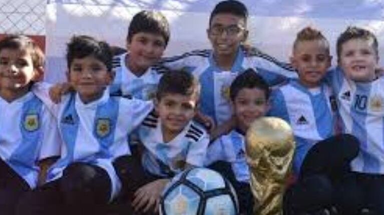 Los niños que integran el grupo homenajearon a la pulga