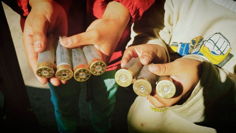 Los niños salen a juntar los cartuchos de balas de goma que dejaron los enfrentamientos. Foto: Sebastián Pfaffen / ElDoce.tv