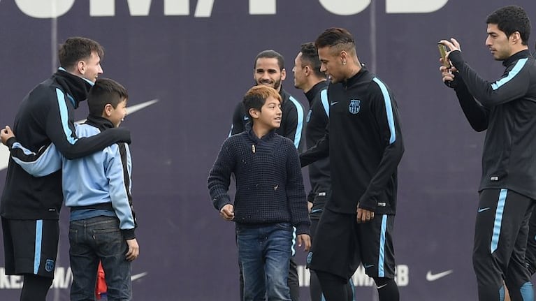 Los niños se colaron y se divirtieron con los jugadores.