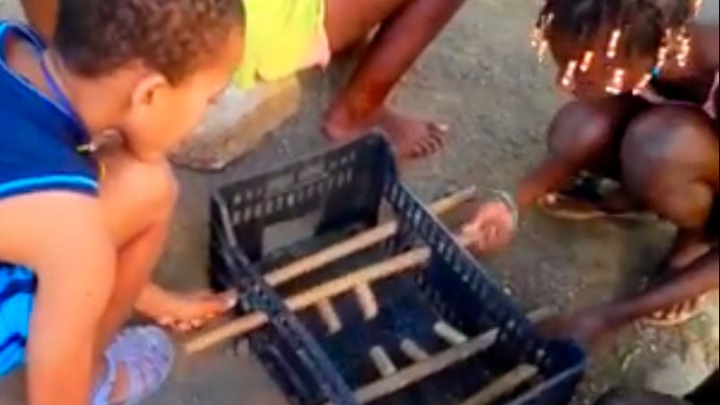 Los niños se divierten jugando con su metegol. 