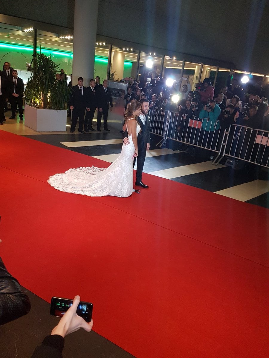 Los novios deslumbraron en la alfombra roja.