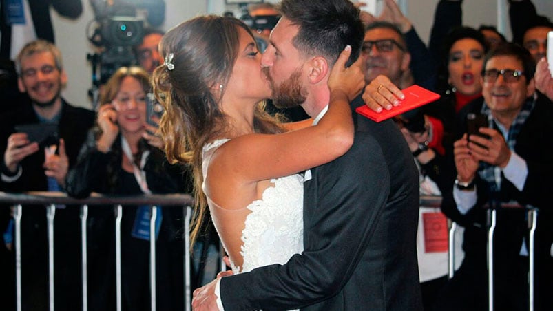 Los novios deslumbraron en la alfombra roja.