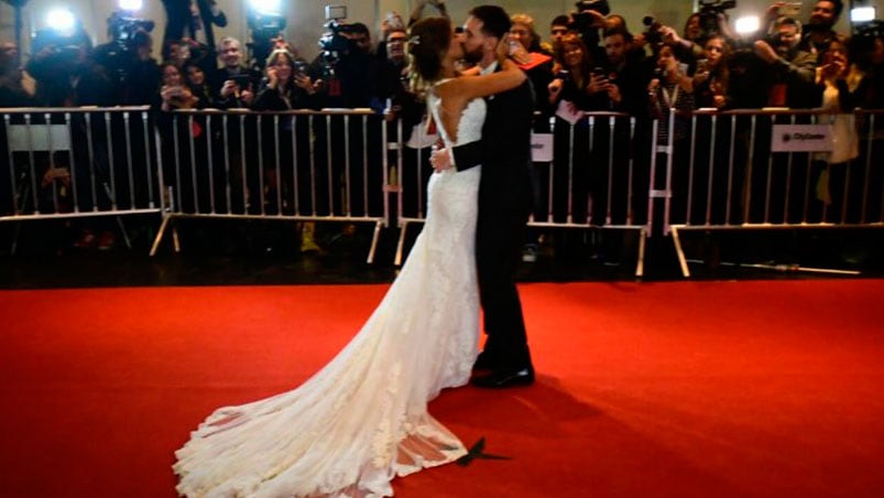 Los novios deslumbraron en la alfombra roja.