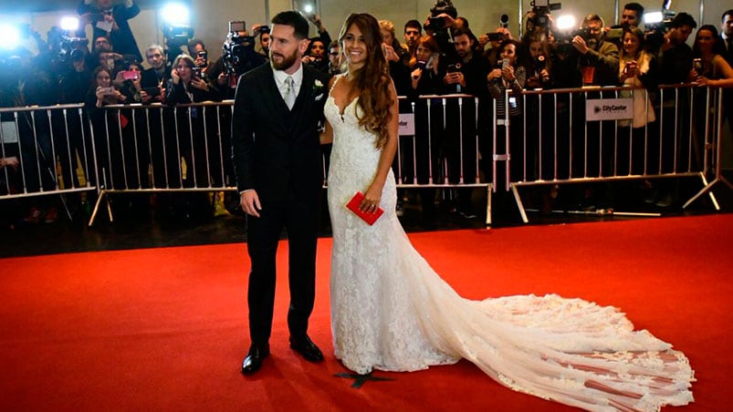 Los novios deslumbraron en la alfombra roja.