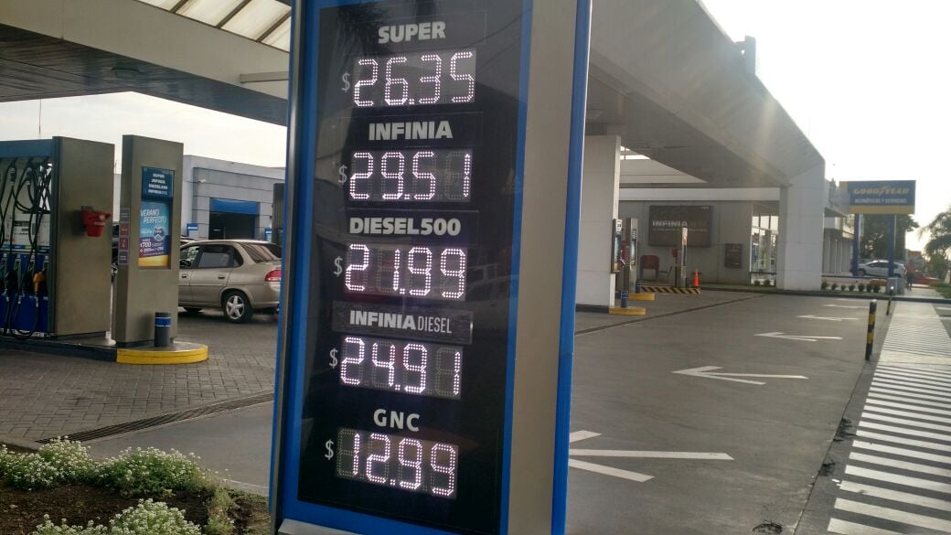 Los nuevos precios ya lucen en los carteles de las YPF de Córdoba. 