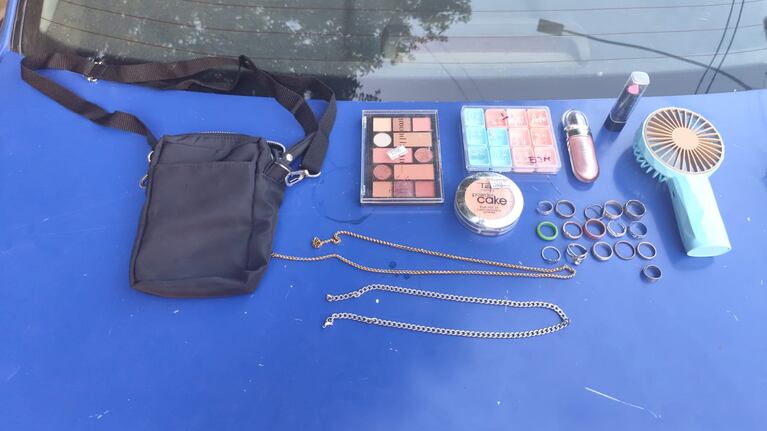 Los objetos robados por menores en una joyería de barrio General Paz.