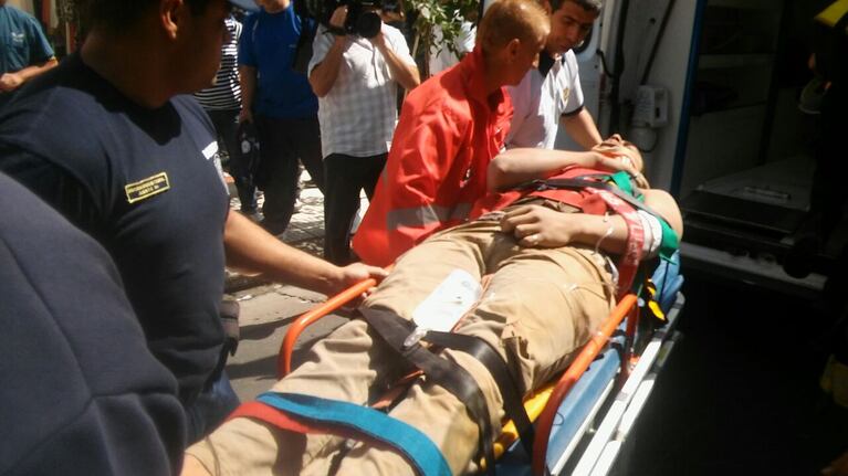 Los obreros cayeron a un pozo de cerca de 4 metros.