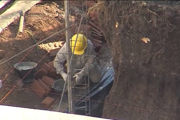 Los obreros encontraron los restos de huesos. (Imágenes: captura América TV).