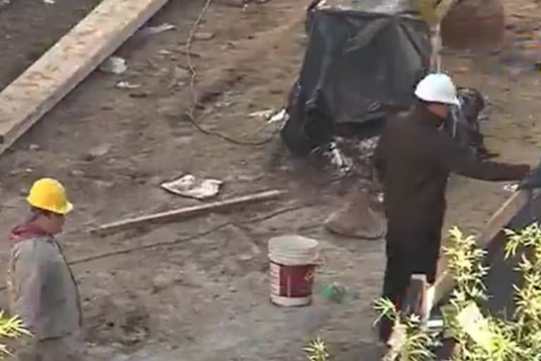 Los obreros encontraron los restos de huesos. (Imágenes: captura América TV).