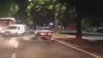 Los ocupantes del Renault 12 se metieron contramano en una avenida.