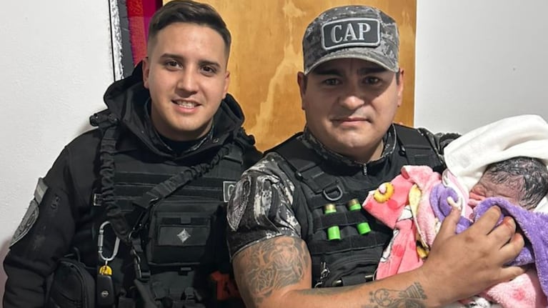 Los oficiales asistieron un parto de urgencia en Córdoba.