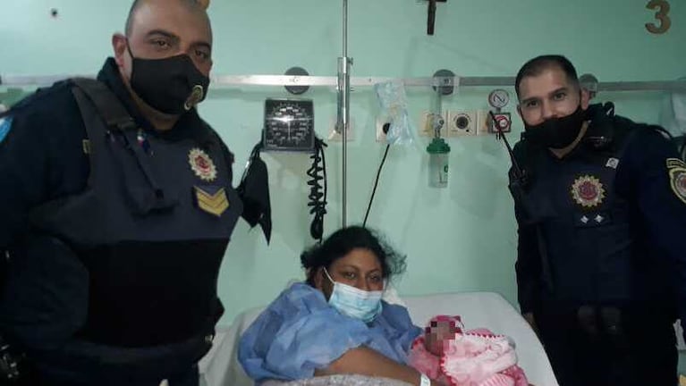 Los oficiales junto a la joven que asistieron en el parto. Foto: Policía de Córdoba