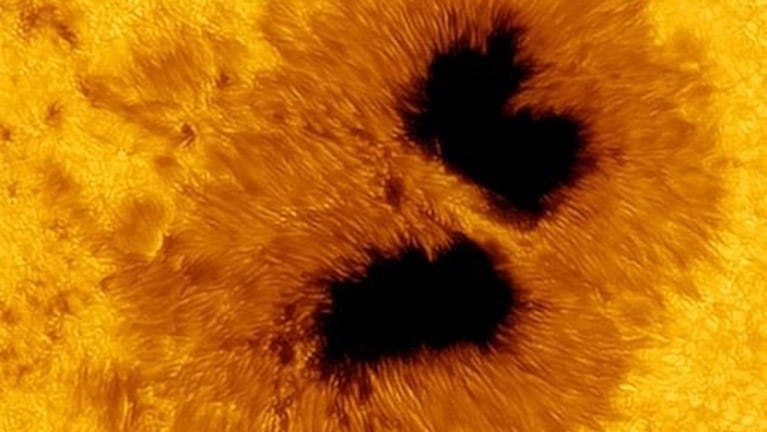 Los "ojos" de la mancha solar que inquieta a los científicos.