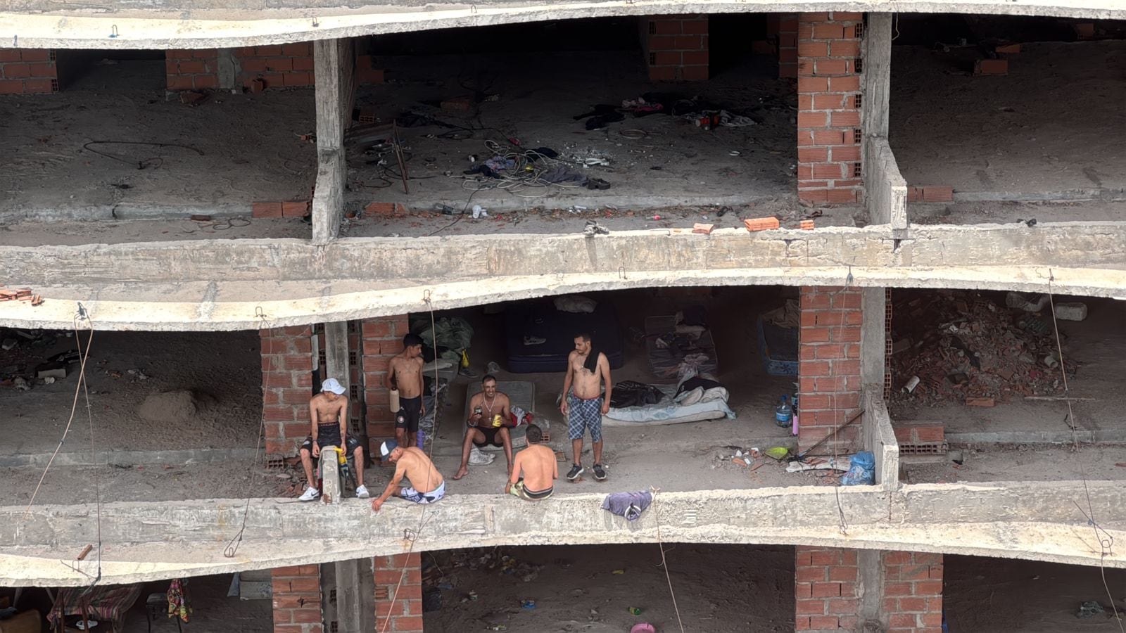 Los okupas que se instalaron en "la Mole" de Bv. San Juan.