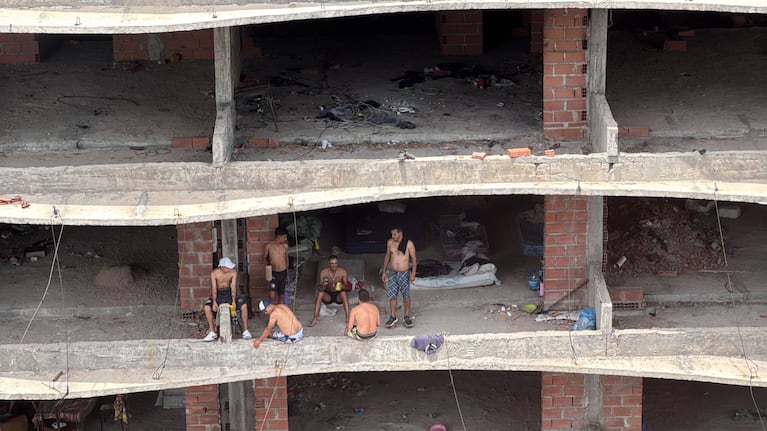 Los okupas que se instalaron en "la Mole" de Bv. San Juan.